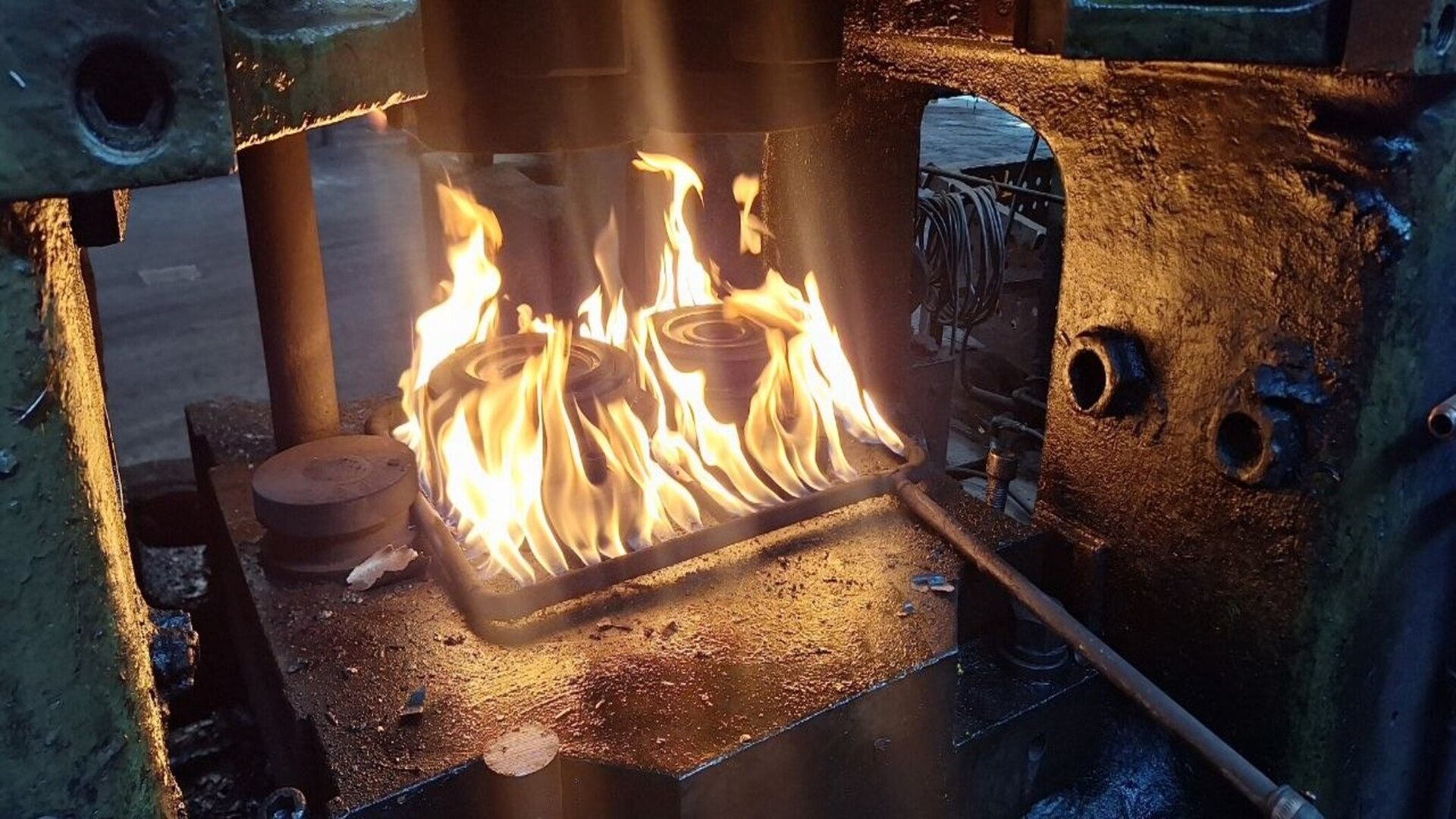 Forging die under flame